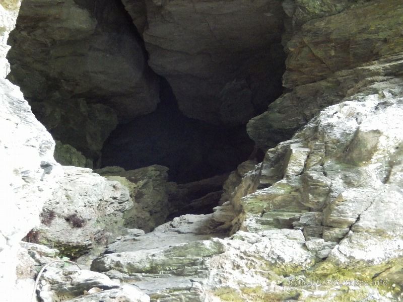 洞窟の右側は更に洞窟が続いているようです