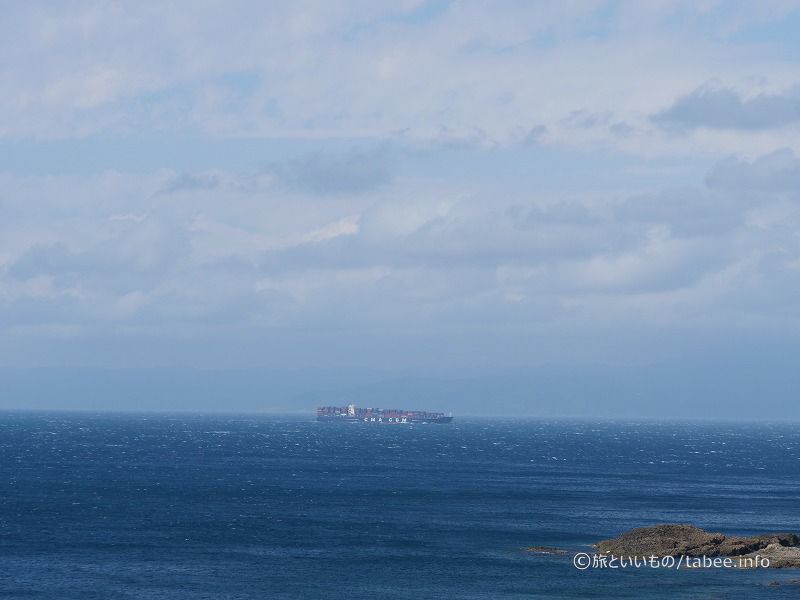 津軽海峡を貨物船が行きます