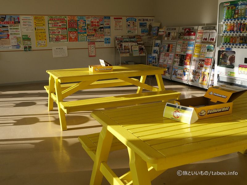 明るい黄色のテーブルとベンチ