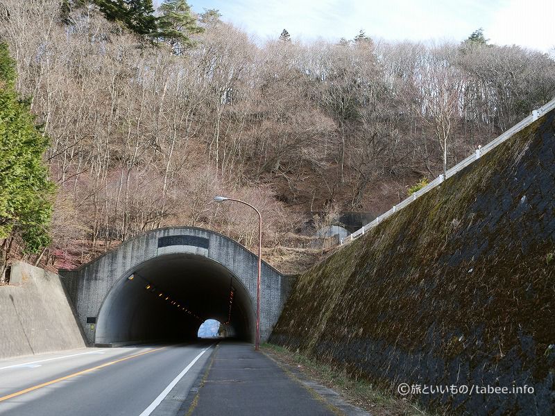 右上に塗り固められたトンネル跡がありますが、旧文化洞トンネルです。