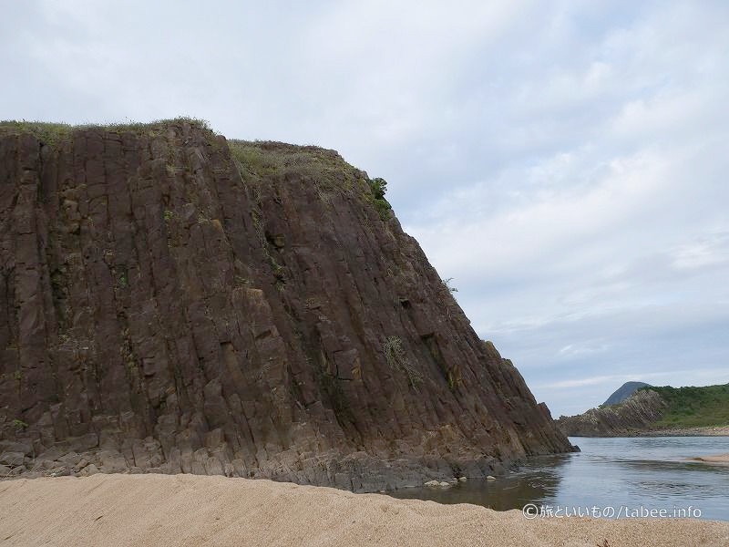 立岩は安山岩の巨岩で、高さ約20m周囲1kmに及ぶ巨大な1枚岩。