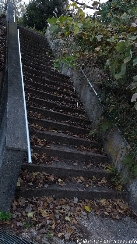 ホームへの階段