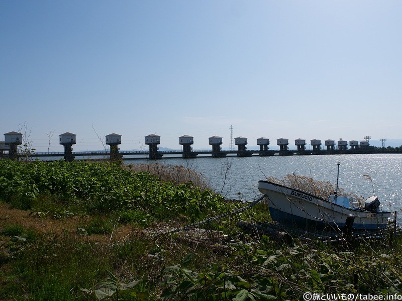八郎潟防潮水門と小舟