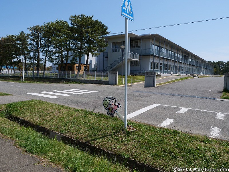 大潟村小学校と中学校は隣接して建っています