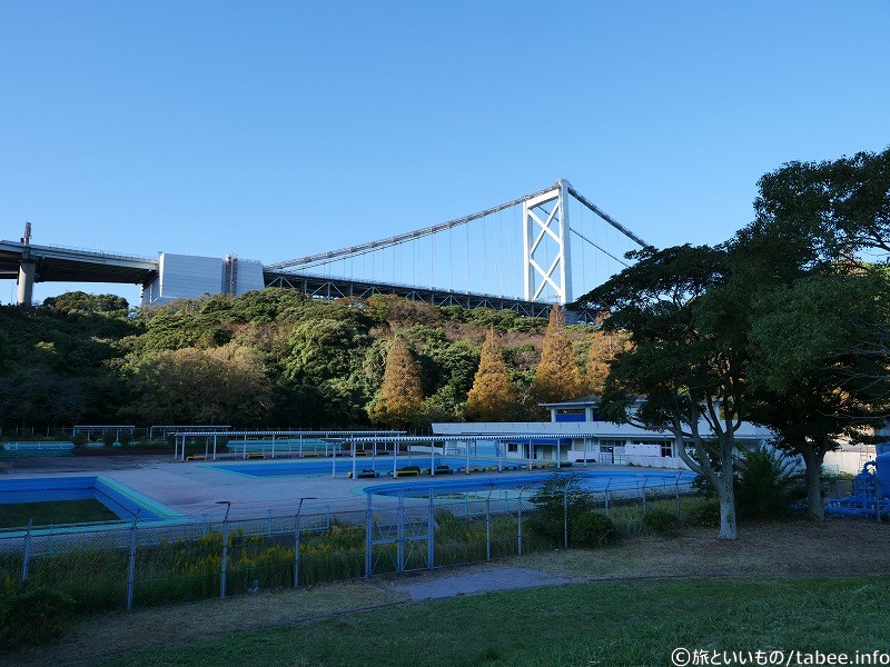 塩水プールと関門橋