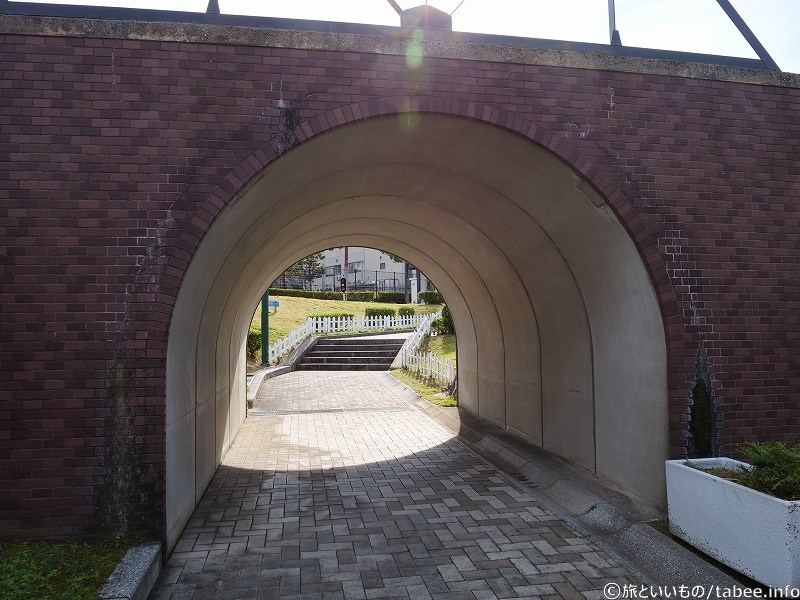 トンネルをくぐると「ミニ鉄道公園」があります