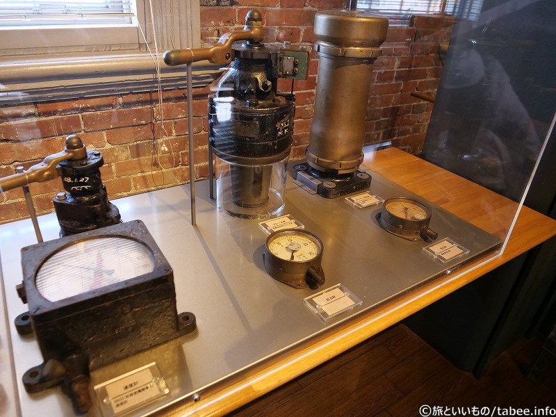 計器類　透明カバーに上がレバーのものは、前頭3両展示で見かけた機器に似てます。