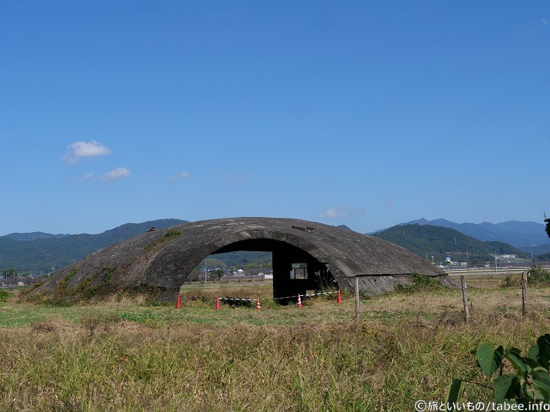 掩体壕は軍用機を敵の空襲から守るための施設