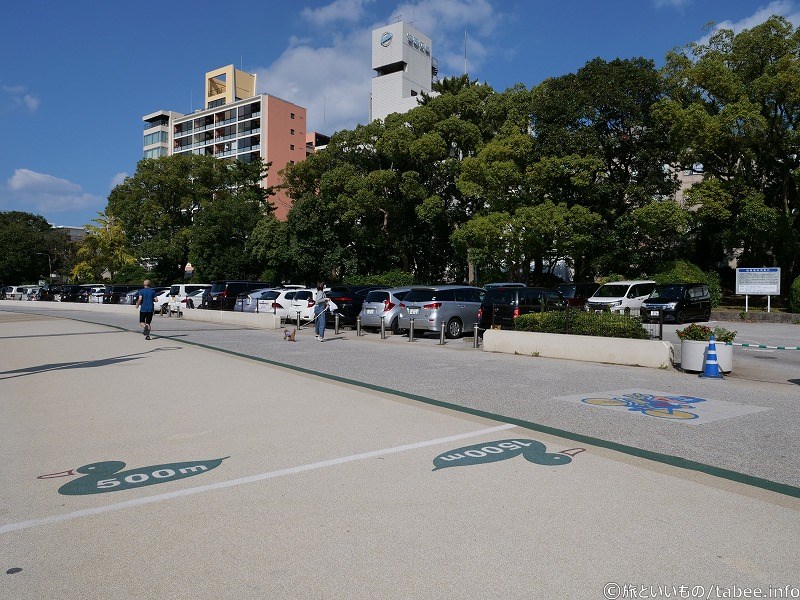駐車場とサイクリングロード、歩行者道路