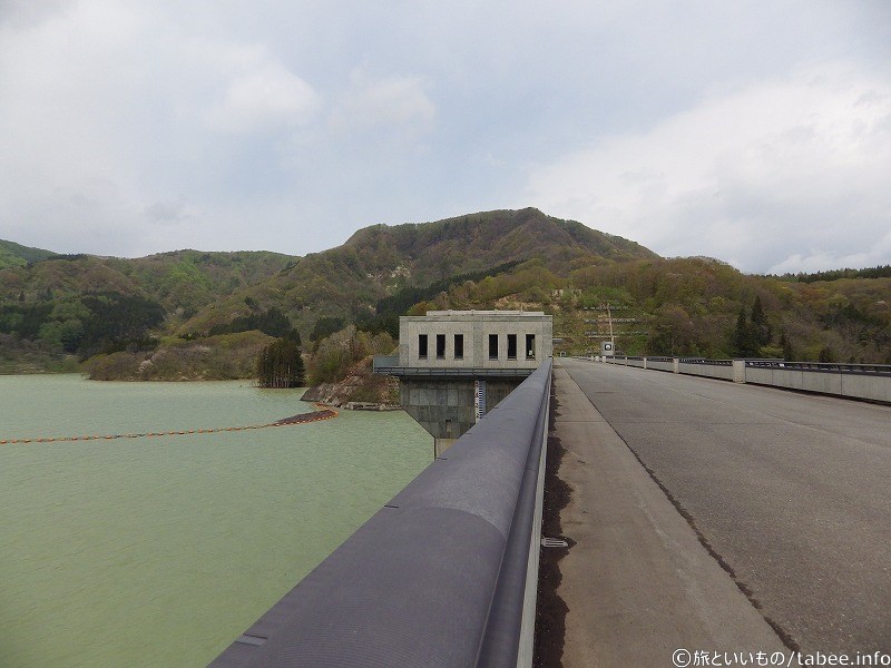 見えませんが網場より津軽ダム寄りに目屋ダムが沈んでいます