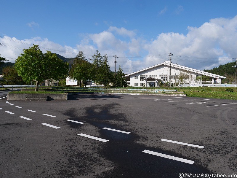 道路の向こうにある白い建物は平川市の屋内プールだったようです