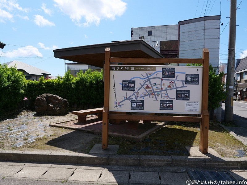 金木駅向かいの小さなスペースには四阿があり、町の案内看板があります。