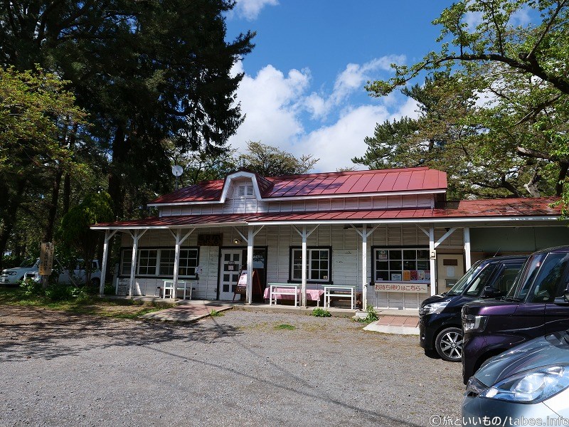駅舎の隣には「津軽鉄道旧芦野公園駅」が喫茶店に転身して営業していました