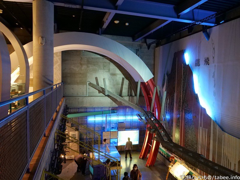 アーチのオブジェはトンネルの大きさの模型