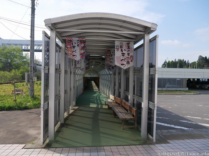 道の駅の入り口を背にすると、新幹線駅の待合ホールへ続く屋根付き歩道があります。