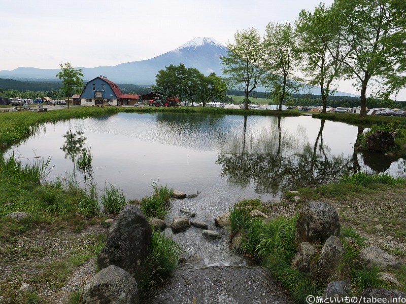 逆さ富士の映る池