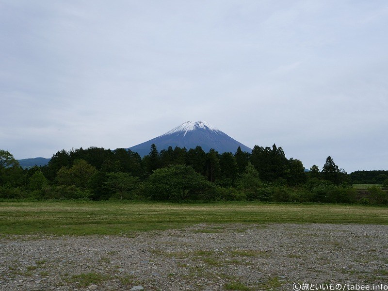 近すぎると小さくなる富士山
