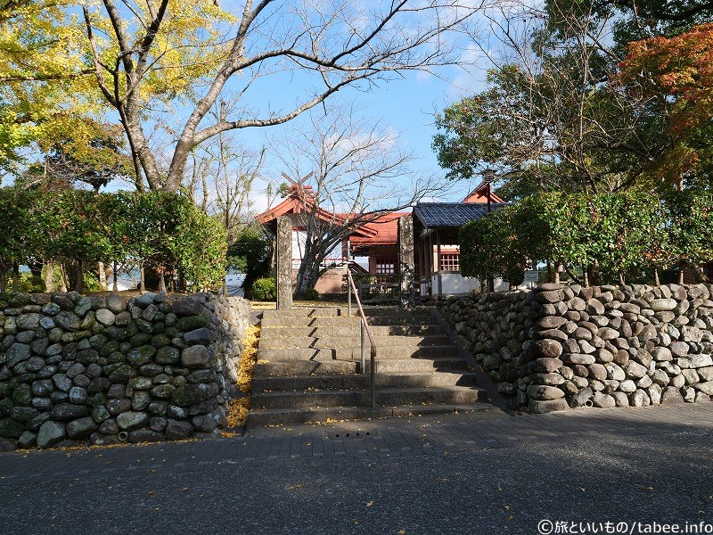 竹添邸の向かいには護国神社の側面が見えます