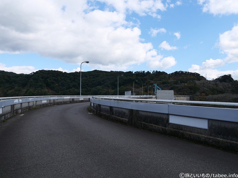 右岸側もカーブしてますね。鶴田ダムは重力式コンクリートダムです。