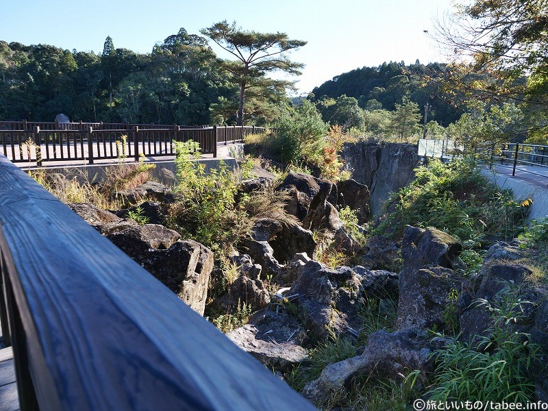 滝展望台（左）へ移動します。右にあるのは放水口のガラス張り看視台です。