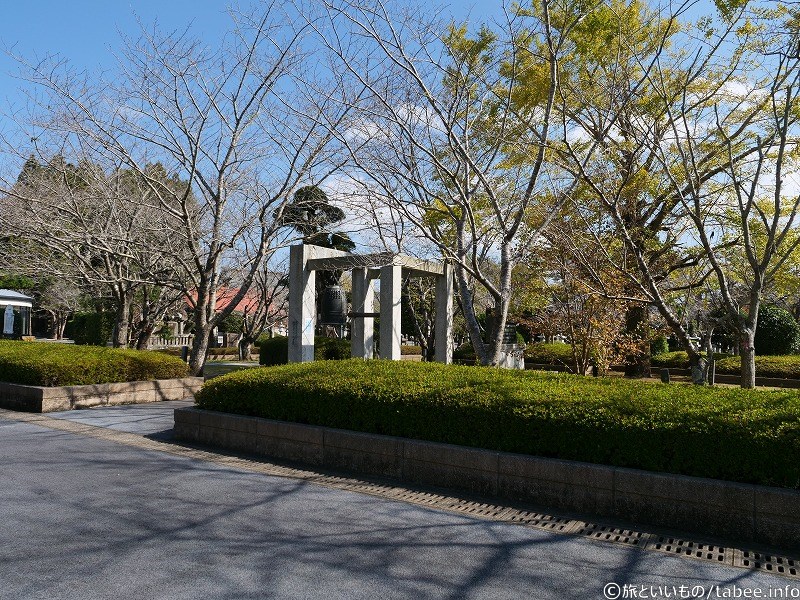 途中に平和の鐘があります