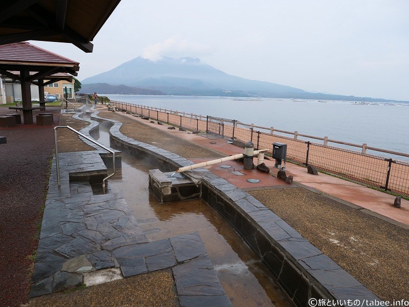 桜島を眺めながら足湯を使えます