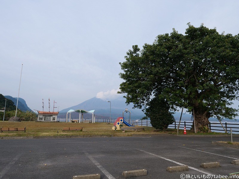 ちょっとした公園と記念碑があります