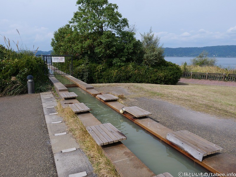 公園内に長い足湯があります