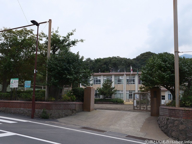 駐車場の向かいには鹿児島市立黒神中学校があります