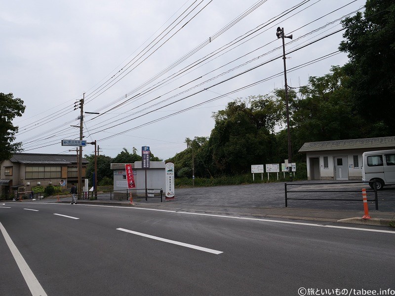 道路を渡って駐車場を眺めたところ