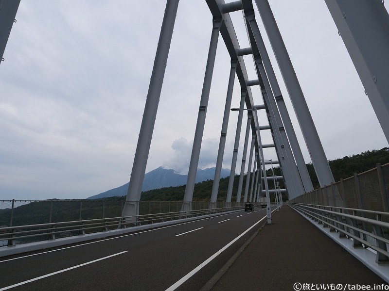 後ろを振り返ると桜島の噴煙