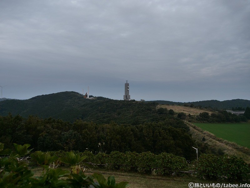 電波塔と風力発電の風車