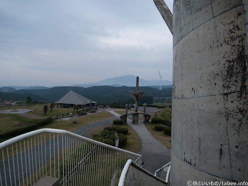 この位置から見える建物は総合管理事務所（トレイルセンター）