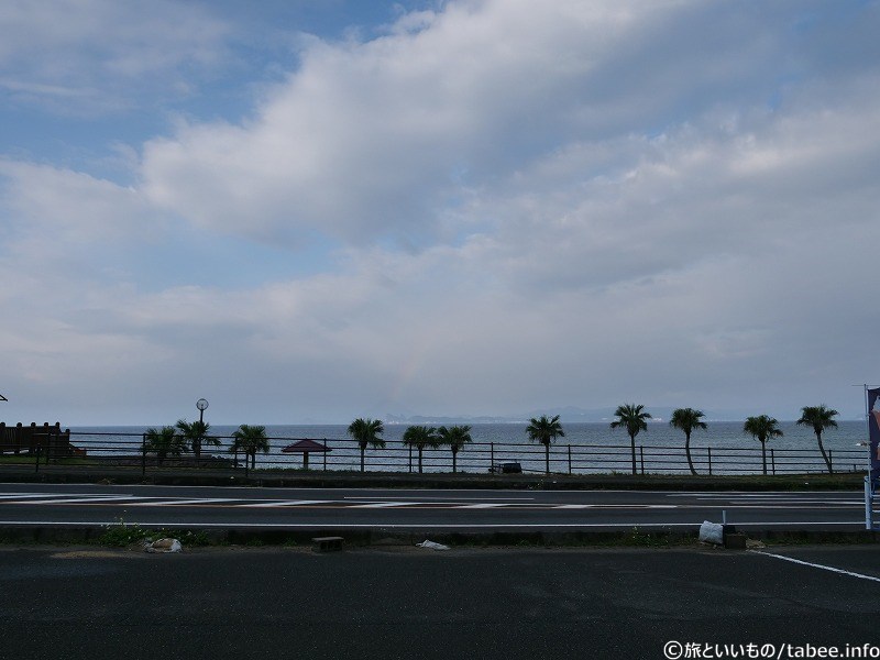 道路を挟んだ海側が大浜海浜公園です