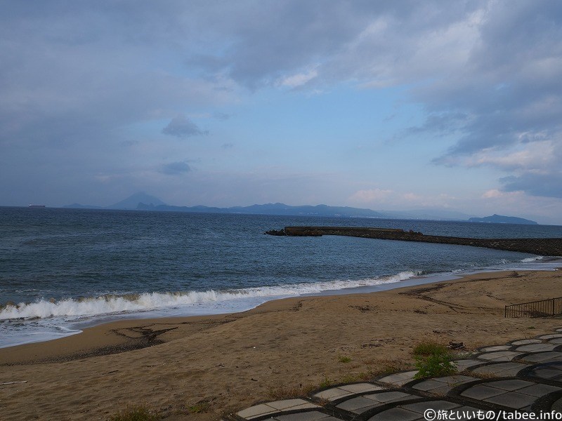 遠くにうすく見える山は薩摩半島の開聞岳です