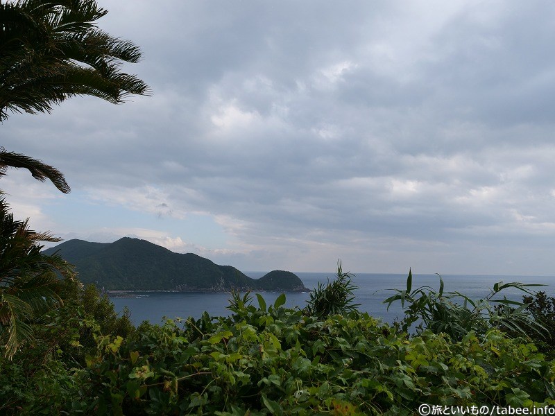 見えているのは枇榔島（びろうじま）無人島とのことです