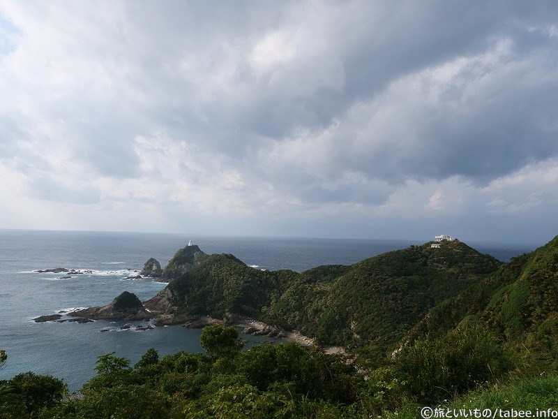 先端に灯台、手前に展望台が見えます