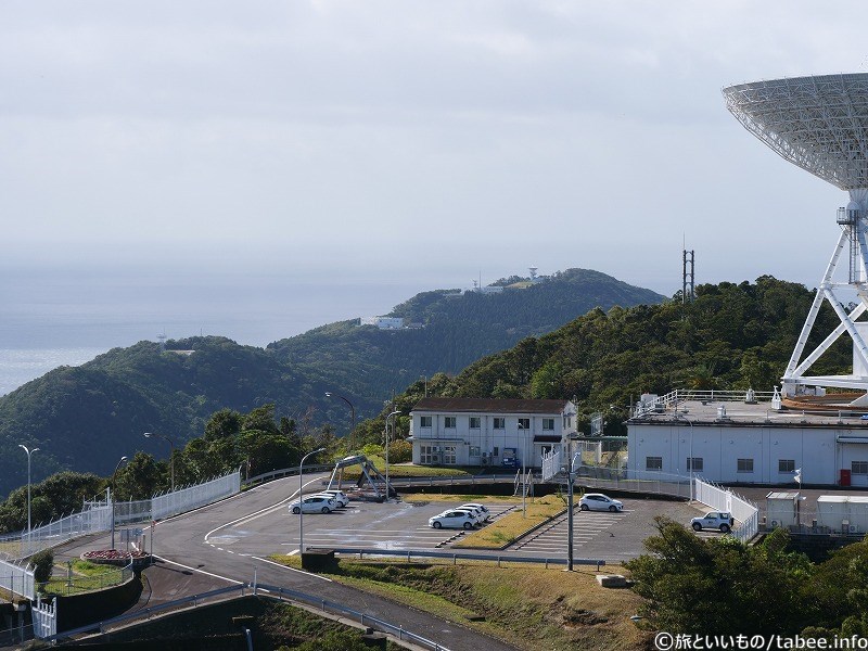 遠くに見えるのはレーダテレメータセンターとパラボラ2基