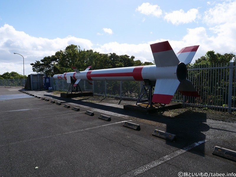 駐車場の片隅にL3-Hロケットの実物大が展示されています