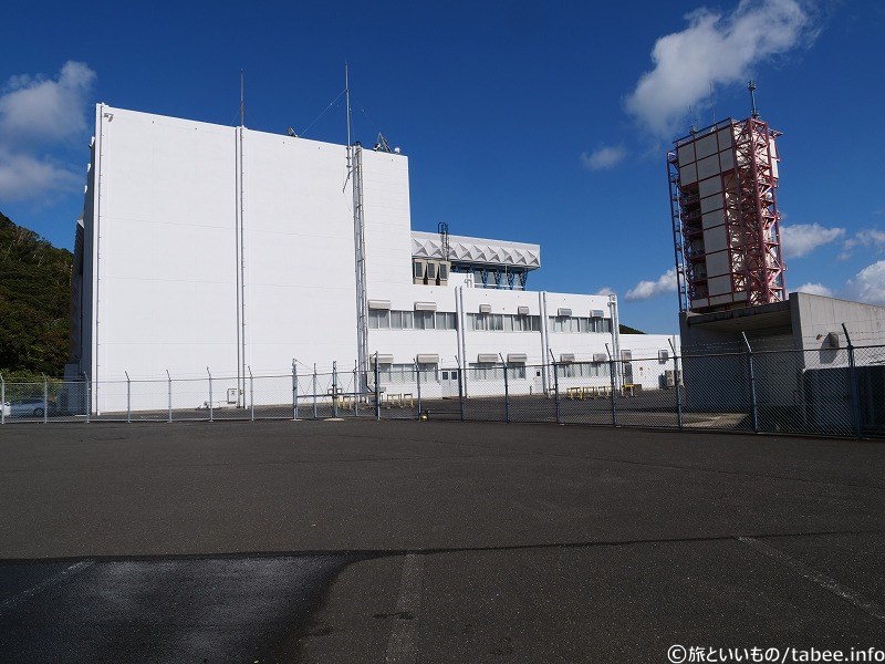 組み立て室とイプシロンロケット打ち上げ場