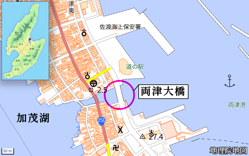 両津大橋と海