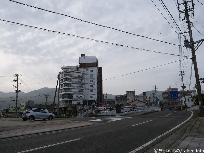両津橋を渡ります