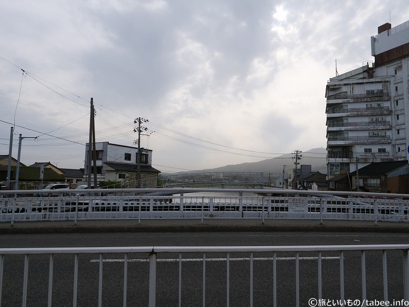 反対側の薄緑の橋は夷2号橋(人道橋)