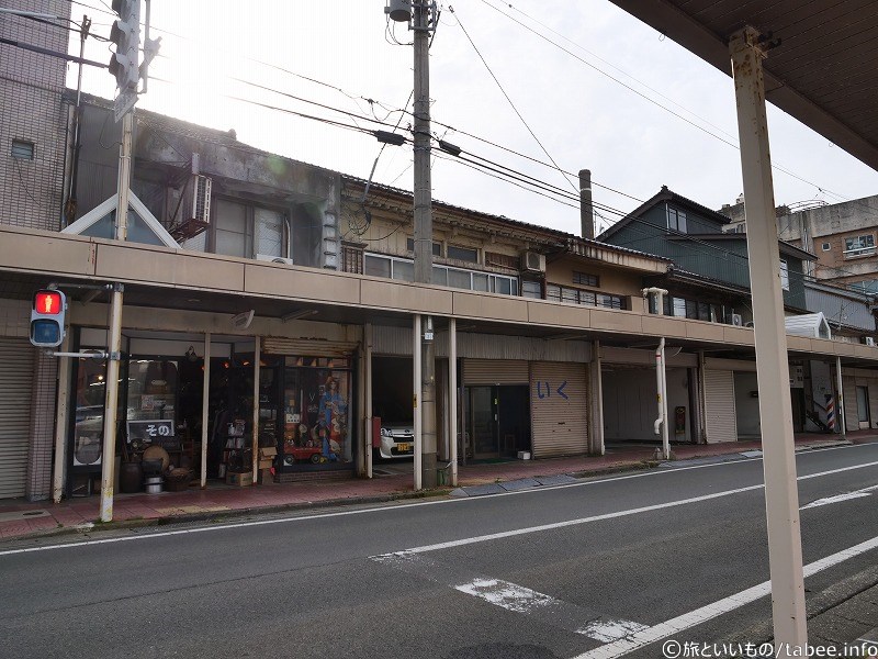 商店街は庇の上の方に興味が湧きます