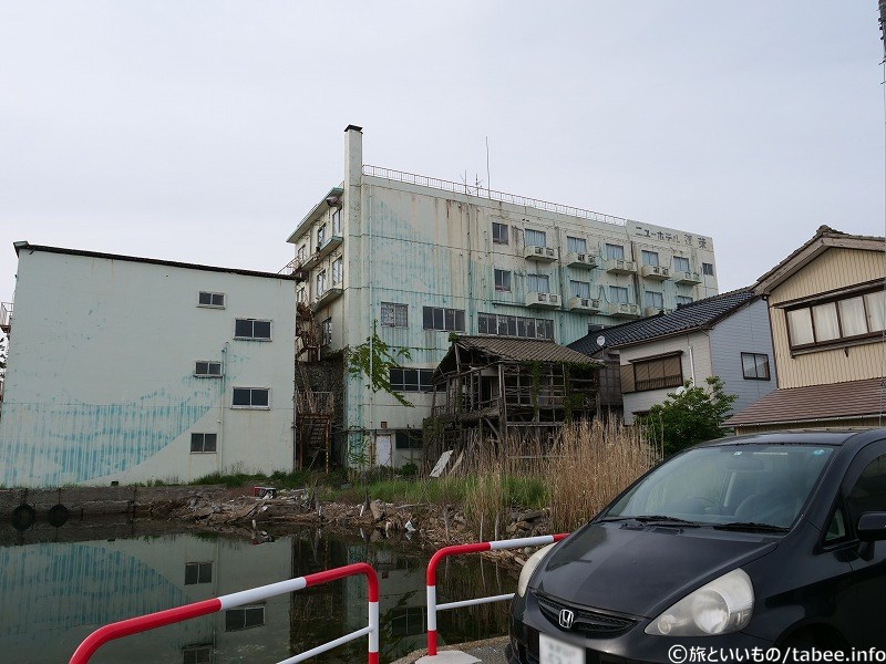 加茂湖のほとりの廃墟