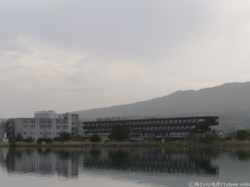 黒い建物は佐渡グランドホテル(閉業)