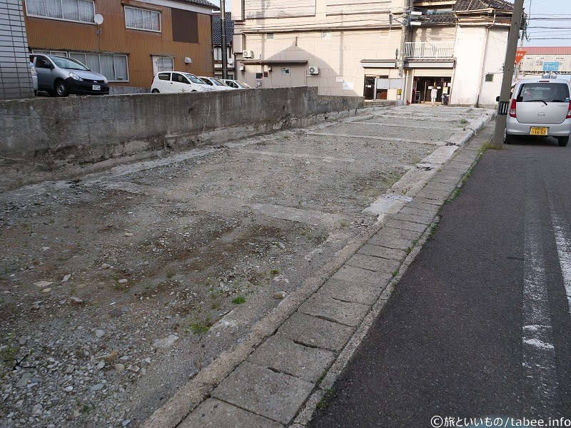 小さなお店があった区画かな?
