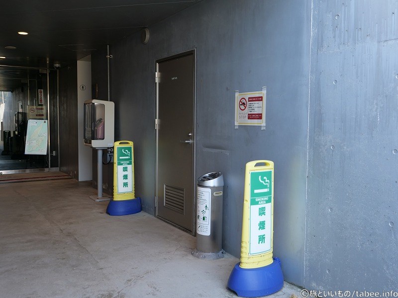 トイレ付近には喫煙所と公衆電話があります