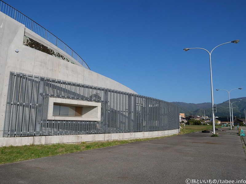 調理室や催事スペース、会議場などを備えた建物です