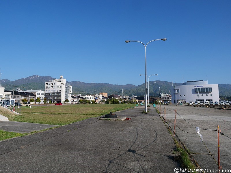 右の建物は新潟海上保安部 佐渡海上保安署